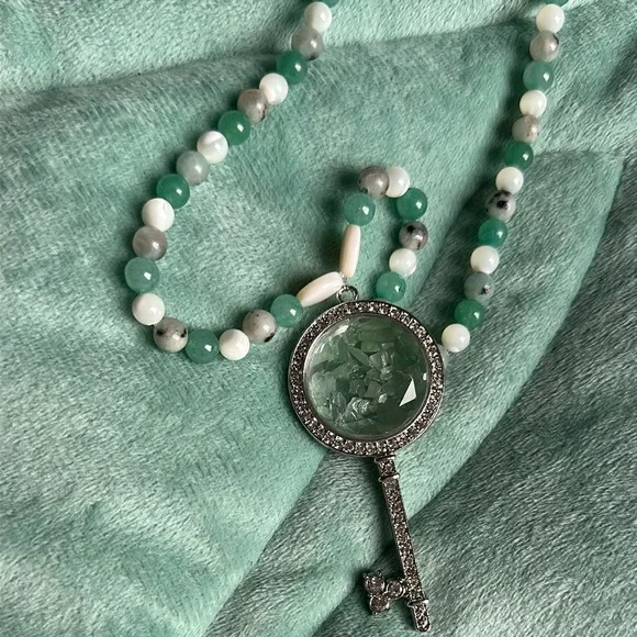 Aventurine & Pearl Stretch Necklace (Aventurine, Kiwi Jasper & Mother of Pearl) - Picture 4 of 7